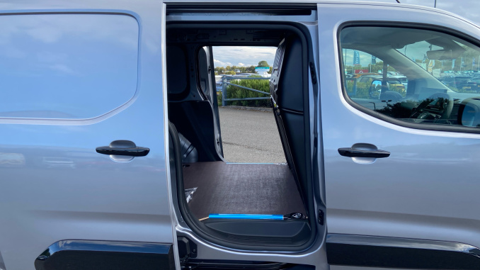 Vauxhall Combo Cargo Combo Diesel 1.5 Turbo D 100ps Pro H1 Van - Image 3